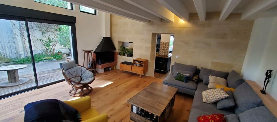 rénovation partielle à Bordeaux Bastide salon avec poutres apparentes parquet neuf et baie vitrée