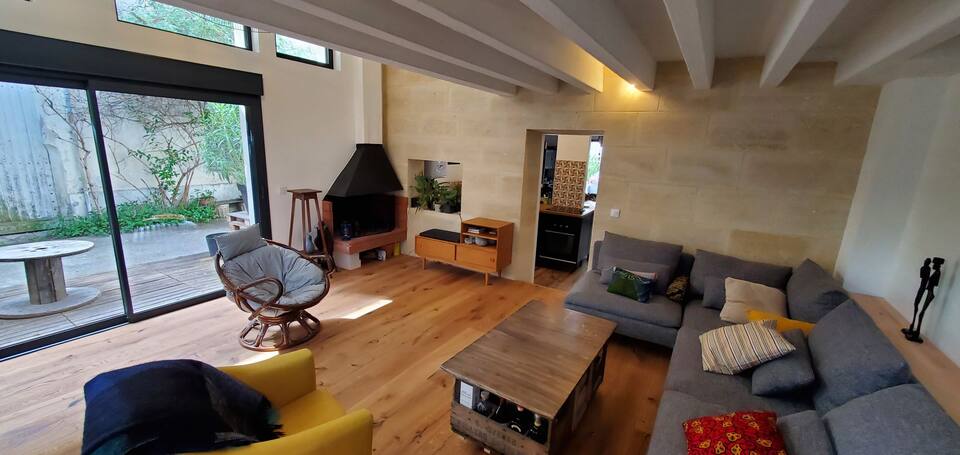 rénovation partielle à Bordeaux Bastide salon avec poutres apparentes parquet neuf et baie vitrée