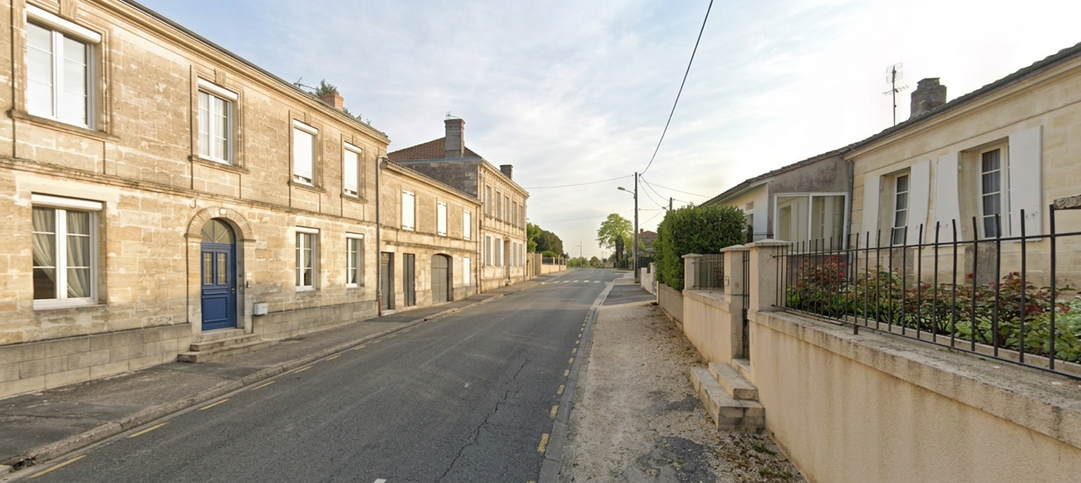 Rue d'Ambarès-et-Lagrave avec maisons bourgeoises en pierre calcaire - entreprise de rénovation Les Artisans Bordelais